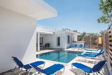 Villa Mavris - Lovely 4 Bedroom Villa with Private Pool in Central Ayia Napa
