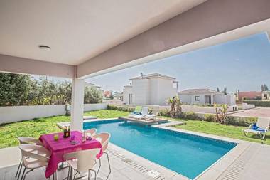 Villa Petreris Enas - Stunning 3 Bedroom Ayia Napa Villa with Pool - Short walk to Nissi Avenue