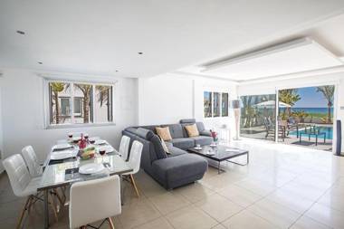 Villa Adaman - Stunning 3 Bedroom Seafront Villa with Pool - Close to the Beach