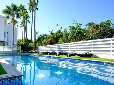 Vacation apartment for couples with balcony and communal pool All yours