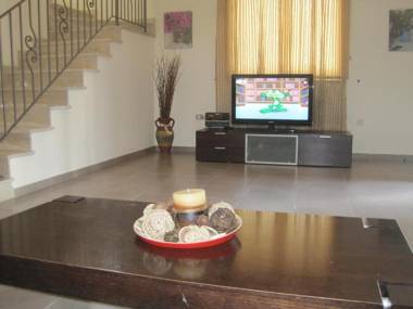 Polyxenia Isaak Villa Heaven Pernera