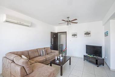 Apt Pernera Dyo - Modern 2 Bedroom Pernera Apt with Communal Pool - Close to all Amenities