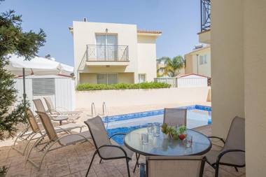 Villa Nelopis Enas - Modern 3 Bedroom Pernera Villa with Pool - Short Walk to all Amenities