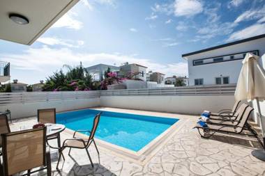 Villa Foros Tessera - Cozy 3 Bedroom Pernera Villa with Pool - Close to all Beaches and Amenities