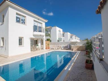 Villa Foros Dyo - Modern 3 Bedroom Pernera Villa with Pool - Close to all Amenities