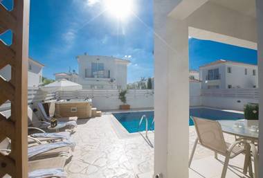 Villa Foros Dyo - Modern 3 Bedroom Pernera Villa with Pool - Close to all Amenities