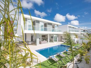 Villa Olive Sun Beautiful Contemporary 3BDR Villa with Private Pool Short Walk To Beach