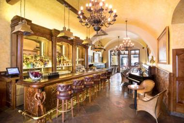 Iron Gate Hotel & Suites