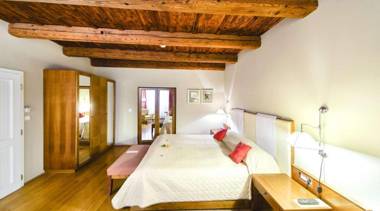 The Golden Wheel Hotel