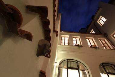 Hotel At the Green Grape