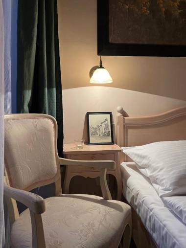 U Cervene zidle - Red Chair Hotel