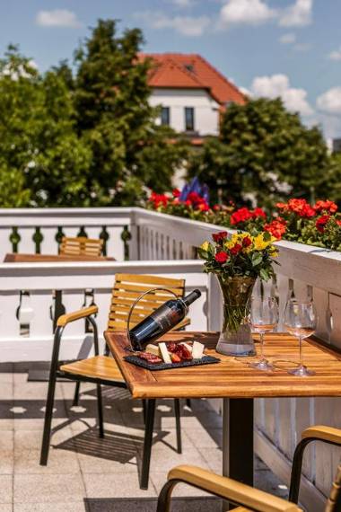 Prague Hotel Carl Inn restaurant & Free Parking