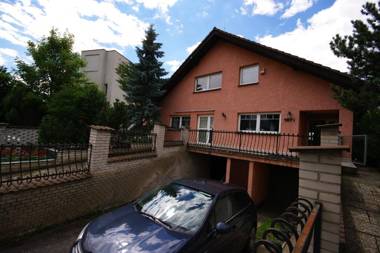 Cozy Gardens Apartments in Prague