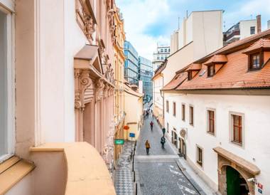 Kafka Apartment 4BR+2bath Old Town