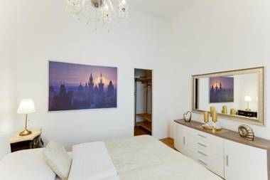 OLD TOWN ROYAL APARTMENT WITH GIANT TERRACE