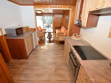 Beautiful holiday home with well-kept fenced-in rice on the shore of a small reservoir