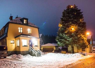 Apartment with private hot tub and garden