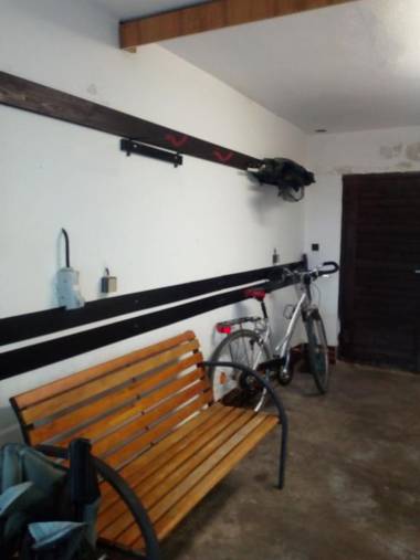 Chalupa v zahradě mezi vinohrady