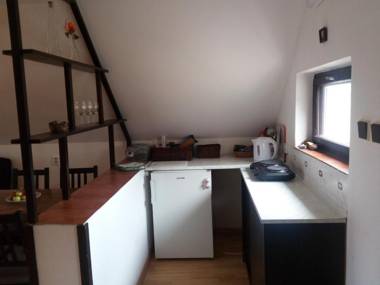 Chalupa v zahradě mezi vinohrady