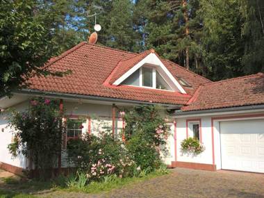 Comfortable detached house with large garden and open views