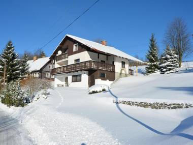 Spacious cottage in the Giant Mountains 1 km from the skislopes
