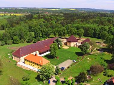 Zámecký Dvůr Černousy