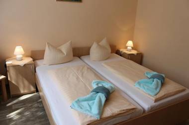 Hotel und Campingstell und Zeltplatz an der Talsperre im Harz