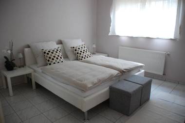 Feriendomizil & Weingut Roussel mit Restaurant "La Bonne Adresse"