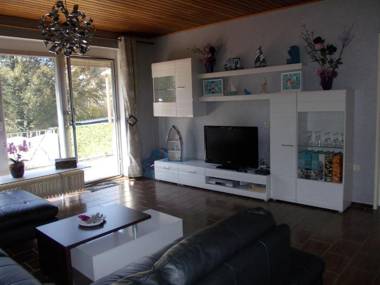 Ferienwohnung-Leuchtturm-Rosina-Kinderspieloase-Balkon-mit-Strandkorb-Garten-Fahrraeder-WLAN