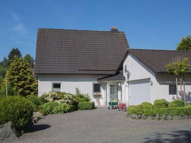 Attractive Holiday Home in Elkeringhausen with Pond