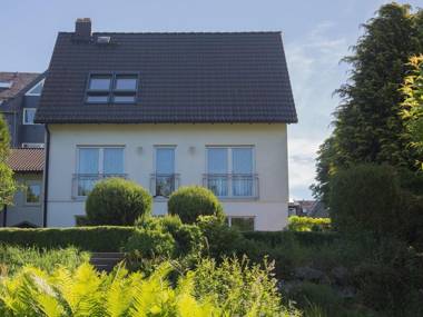 Attractive Holiday Home in Elkeringhausen with Pond