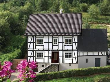 Large holidayhome near Winterberg with garden terrace and garage