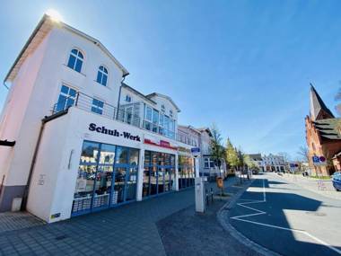 Mond am Warnemünder Kirchenplatz
