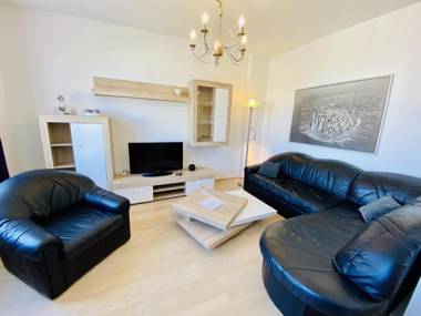 Mond am Warnemünder Kirchenplatz