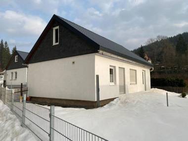 Snug Holiday Home in Schmiedefeld am Rennsteig with Garden