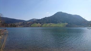 Maurers Schlierseetraum 1 hochwertige Erdgeschosswohnung mit allen Raffinessen erfreut sich auch Urlauber idealerweise für Paar mit Kindern geeignet und Vierbeiner Dank des tollen Zauns auf der Terrasse stylisch und edel von der Ausstattung mit 64 qm