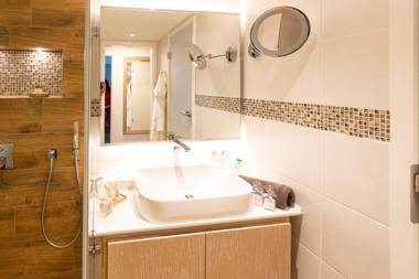 Maurers Schlierseetraum 1 hochwertige Erdgeschosswohnung mit allen Raffinessen erfreut sich auch Urlauber idealerweise für Paar mit Kindern geeignet und Vierbeiner Dank des tollen Zauns auf der Terrasse stylisch und edel von der Ausstattung mit 64 qm