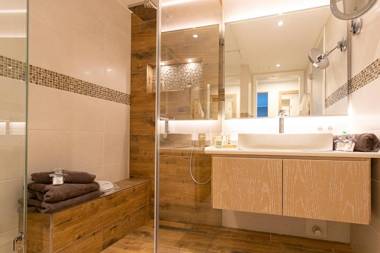 Maurers Schlierseetraum 1 hochwertige Erdgeschosswohnung mit allen Raffinessen erfreut sich auch Urlauber idealerweise für Paar mit Kindern geeignet und Vierbeiner Dank des tollen Zauns auf der Terrasse stylisch und edel von der Ausstattung mit 64 qm