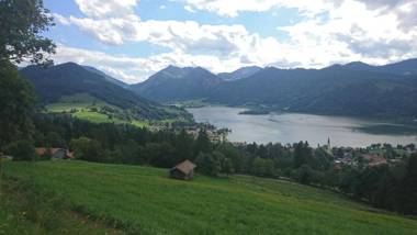 VIP Deluxe 107qm auf zwei Etagen 1 Dopplezimmer EG 1 Doppelzimmer auf der Galerie sowie 2 Badezimmer und komplette Küche mit Mikrowelle und Backofen Ideal für 1 bis 6 Gäste Direkter Blick auf Garten und Bergblick Alles nur nicht 0815