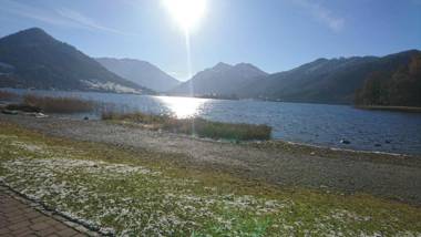 VIP Deluxe 107qm auf zwei Etagen 1 Dopplezimmer EG 1 Doppelzimmer auf der Galerie sowie 2 Badezimmer und komplette Küche mit Mikrowelle und Backofen Ideal für 1 bis 6 Gäste Direkter Blick auf Garten und Bergblick Alles nur nicht 0815