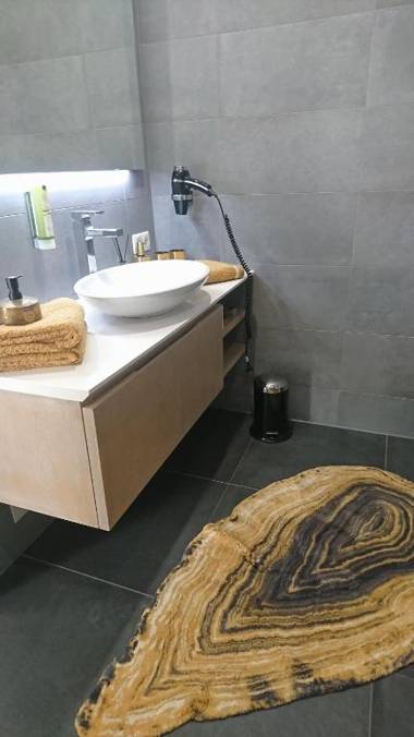 VIP Deluxe 107qm auf zwei Etagen 1 Dopplezimmer EG 1 Doppelzimmer auf der Galerie sowie 2 Badezimmer und komplette Küche mit Mikrowelle und Backofen Ideal für 1 bis 6 Gäste Direkter Blick auf Garten und Bergblick Alles nur nicht 0815