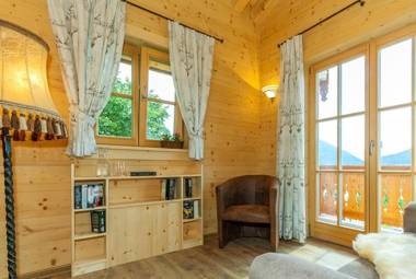 Chalet unter weiß-blauem Himmel