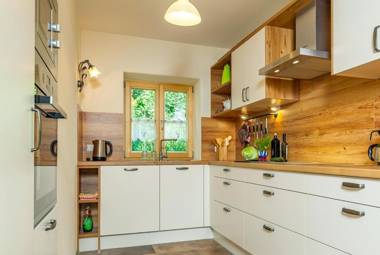 Chalet unter weiß-blauem Himmel