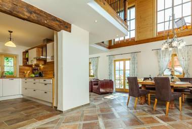 Chalet unter weiß-blauem Himmel