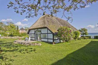 Gutshof Ostseeblick Ferienwohnungen FeWo 3 Terrasse Gartennutzung