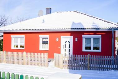 rotes Ferienhaus im Fischerdorf