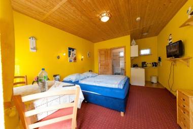 Alte-Strandvogtei-Sellin-Garten-Bungalow-1-direkt-im-Herzen-vom-Ostseebad-Sellin