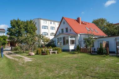Alte-Strandvogtei-Sellin-Garten-Bungalow-1-direkt-im-Herzen-vom-Ostseebad-Sellin