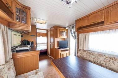 Alte-Strandvogtei-Sellin-Ferienwohnwagen-mit-extra-Bad-direkt-im-Herzen-vom-Ostseebad-Sellin