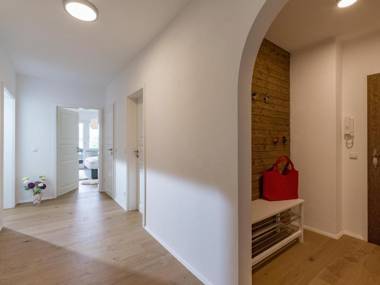 Moderner Ferienwohnung mit 2 Schlafzimmer und großen Balkon